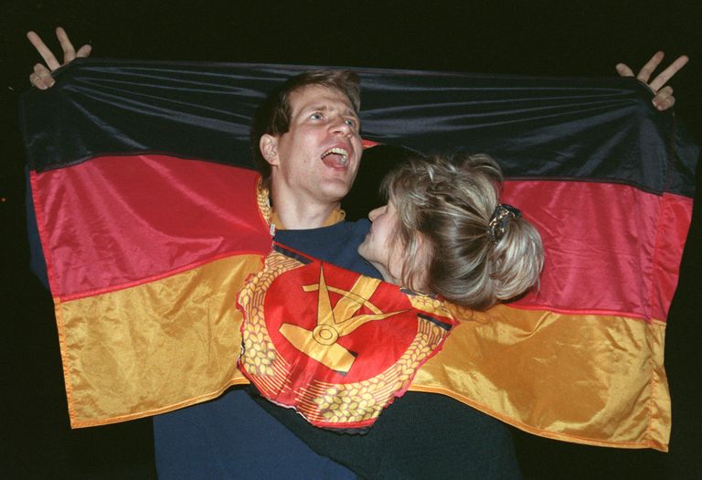 Kaks idaberliinlast tähistamas Saksamaa taasühinemist 3. oktoobril 1990 Foto: Scanpix