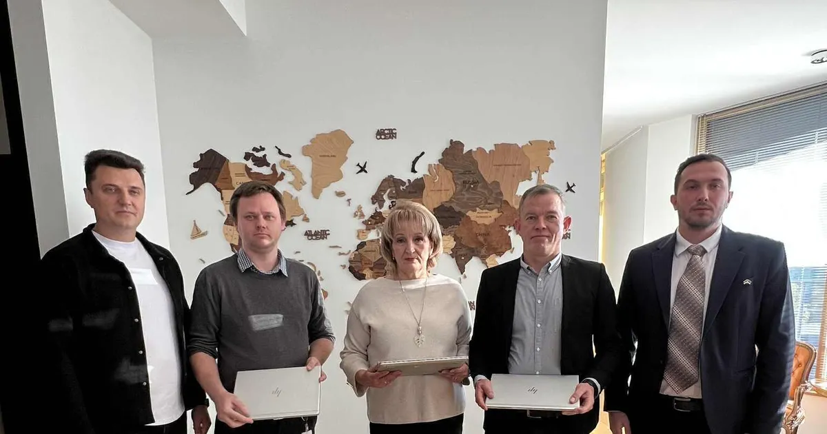 PERH annetas Ukraina koolidele poolsada sülearvutit