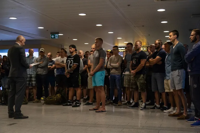 Malisse suunduvad sõdurid täna hommikul Tallinna lennujaamas.