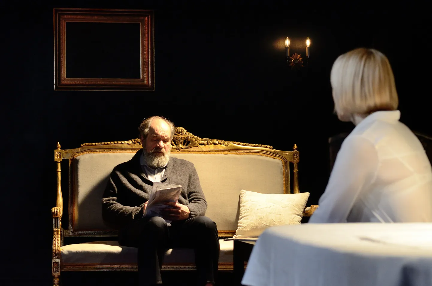 Hetk Theatrumi lavastusest «Isa», fotol Isa mängiv Lembit Peterson ja tütar kehastav Liina Olmaru.