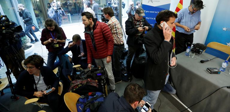 Ajakirjanikud ootavad Kataloonia endise presidendi saabumist.