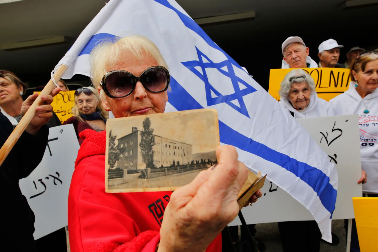 Holokausti üle elanud Malkah Gorka meeleavaldusel Tel Avivi Poola saatkonna ees.