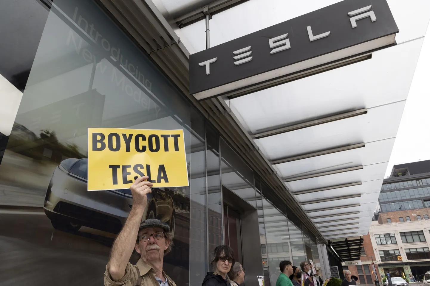 Tesla-vastane demonstratsioon Tesla esinduse juures Manhattanil New Yorgis.