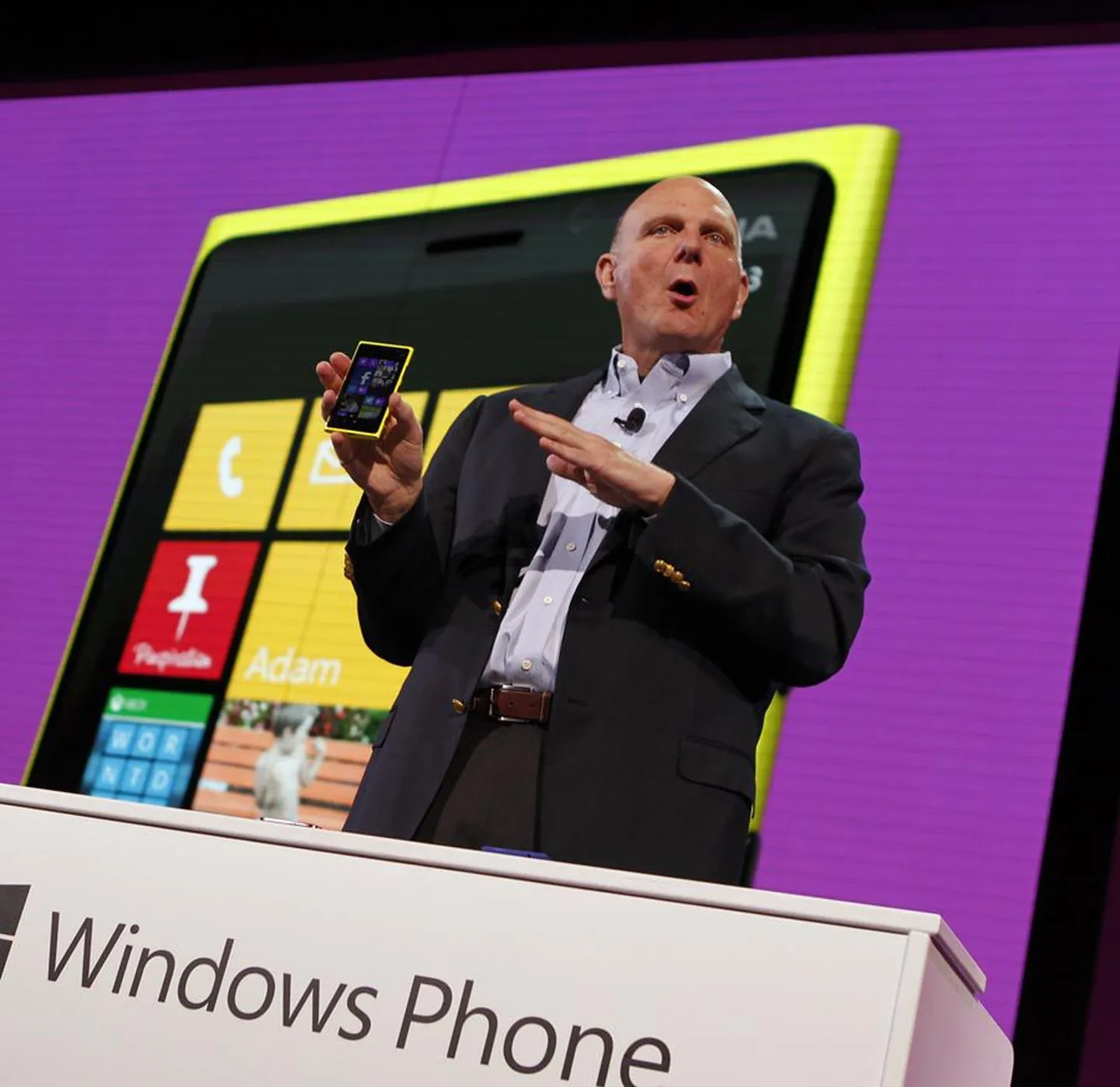 Microsofti juht Steve Ballmer esitles üleeile Nokia Lumia 920.