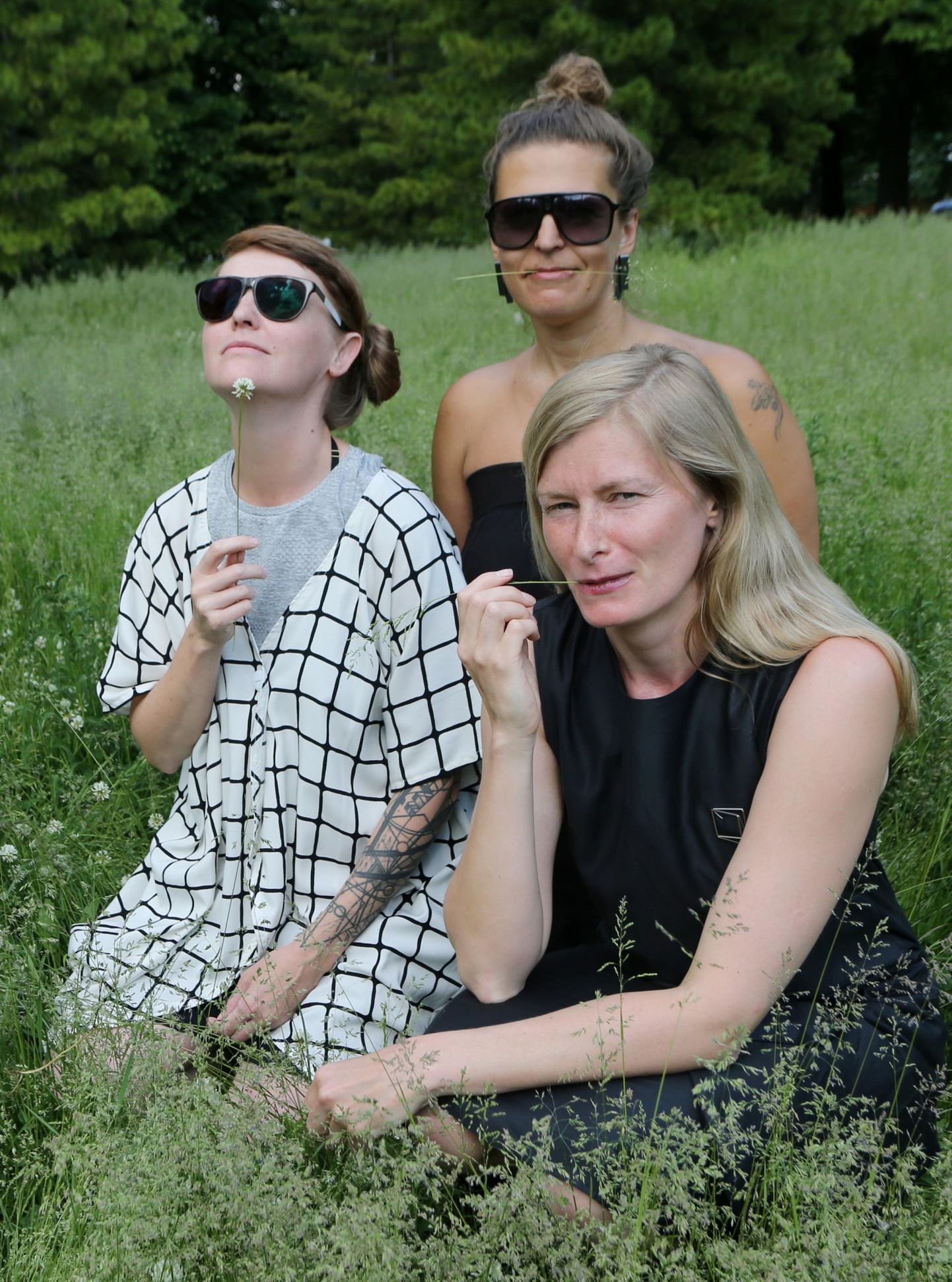 Pildil Karin Bachmann, Anna-liisa Unt (ruudulises), Merle Karro-Kalberg (blond mustas).
