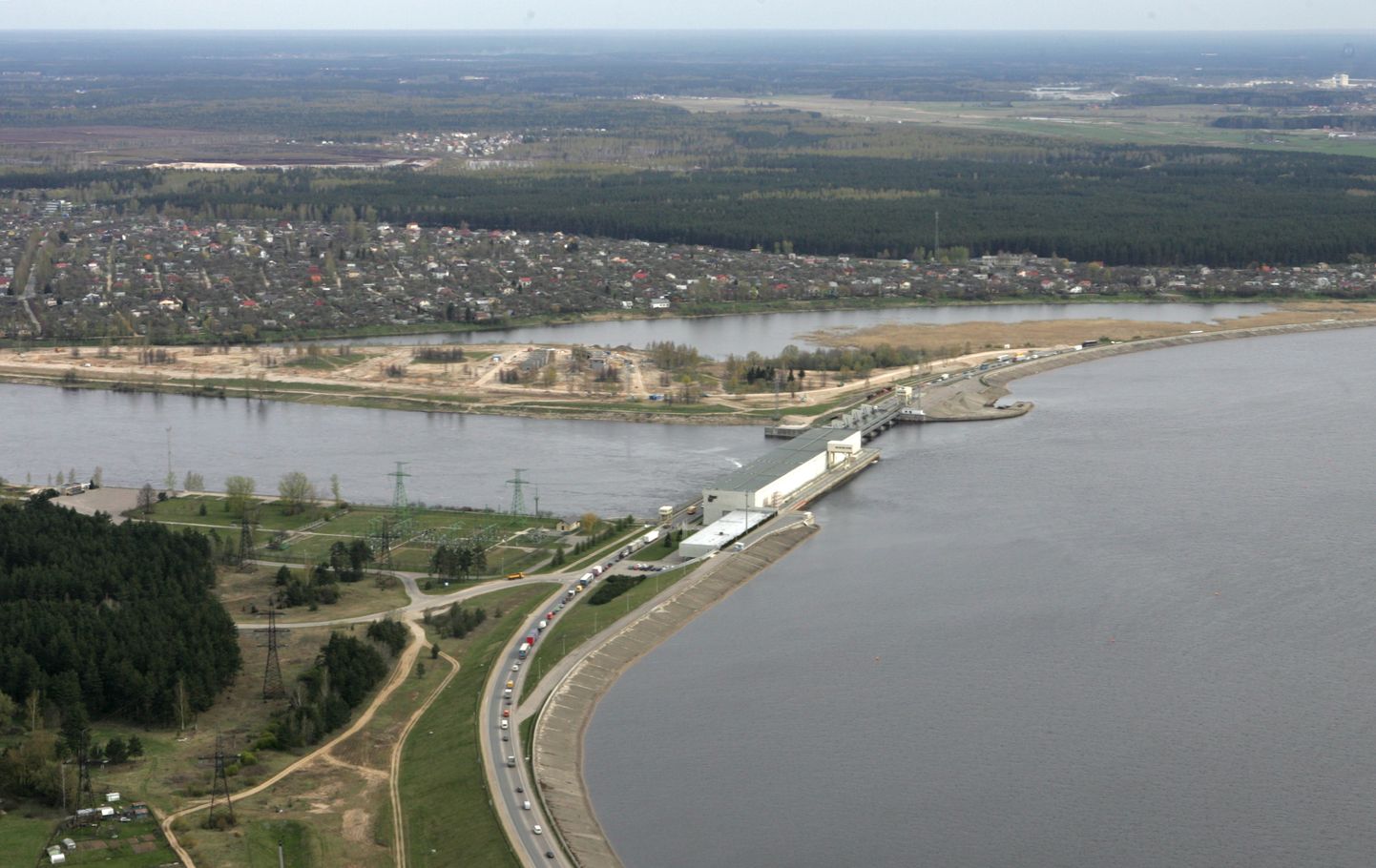 Daugavas Rīgas HES un tās ūdenskrātuve.