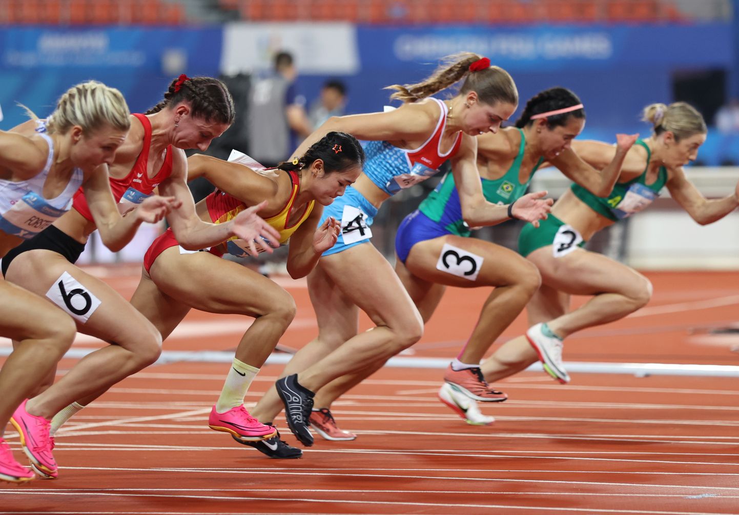 Naiste 100 meetri finaal suveuniversiaadil Chengdus oli tasavägine. Eeljooksus sai näha aga jooksjat, kes läbis distantsi võitjaks kaks korda aeglasemalt.