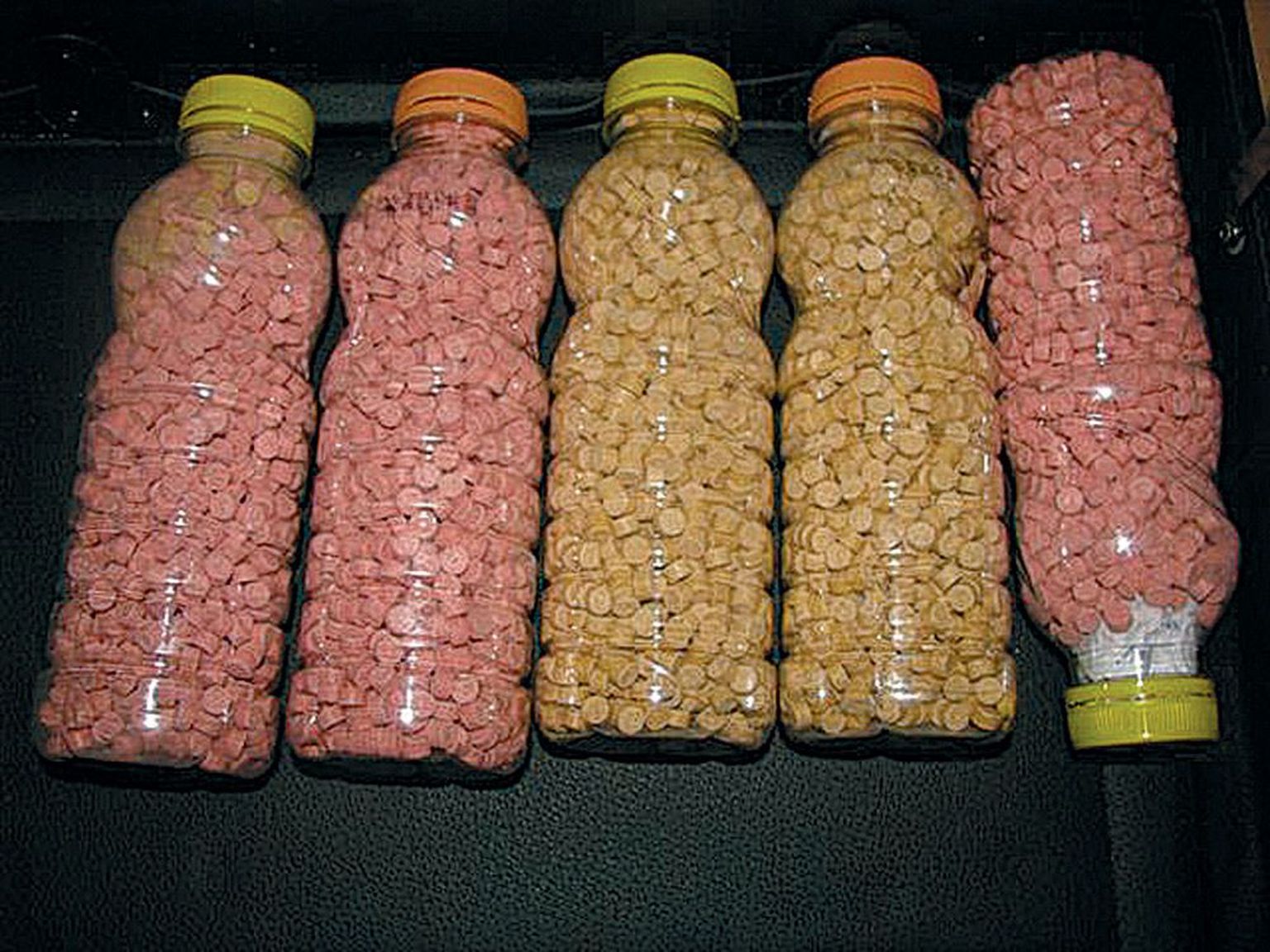 Pealinna üürikorterist leitud MDMA-tabletid olid pakendatud plastpudelitesse.