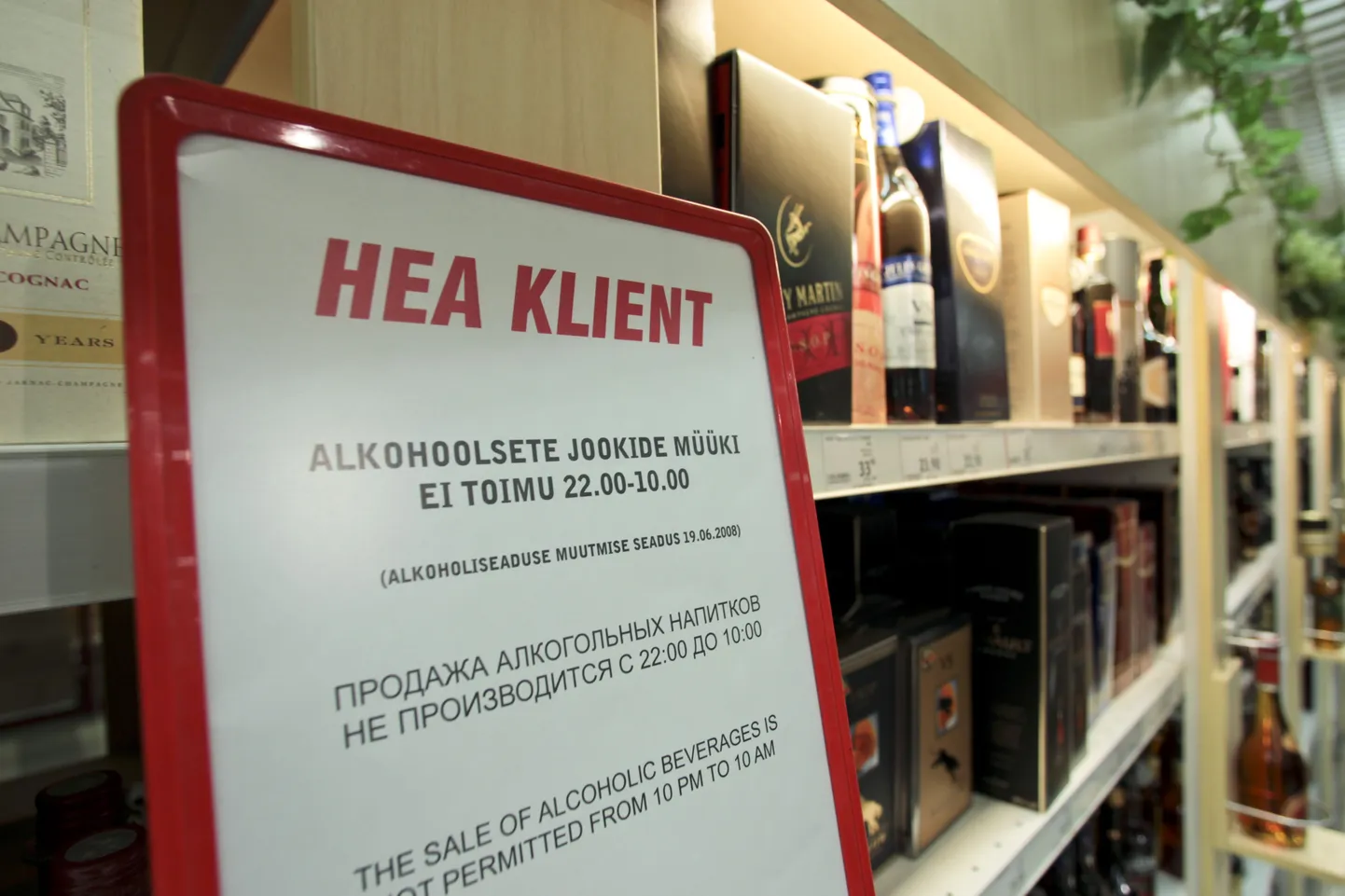 Kuigi juba 2008. aastast alates ei tohi pärast kella 22 alkoholi müüa, tuleb see poodide kinnitusel siiani paljudele ostjatele üllatusena.
