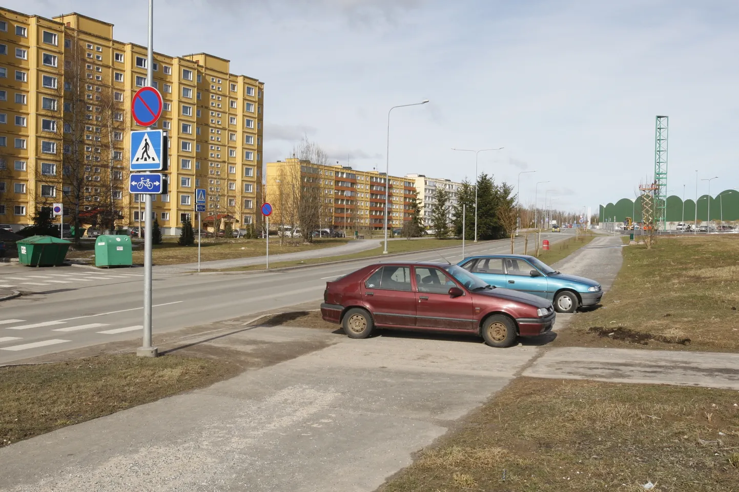 Parkivad autod kõnniteel ja haljasalal. Pilt on illustratiivne.