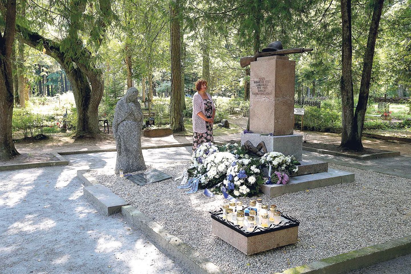 Viive Vink on õnnelik ja rahul, et Rannu kalmistul on oma õiges kohas nüüd lõpuks taastatud Vabadussõja mälestusmärk.
