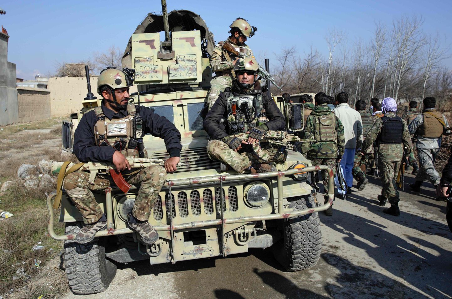 Afganistani julgeolekujõud saabumas Parwani provintsis USA sõjaväebaasi lähistel asuvasse kohta, kus 11. detsembril kärgatas Talibani autopomm.