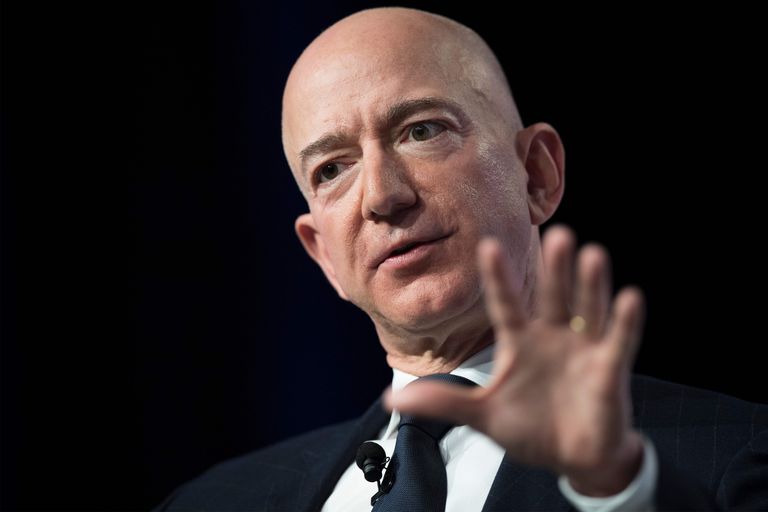 Jeff Bezos esinemas septembris 2018 kosmose- ja küberkonverentsil Marylandis Oxen Hillis
