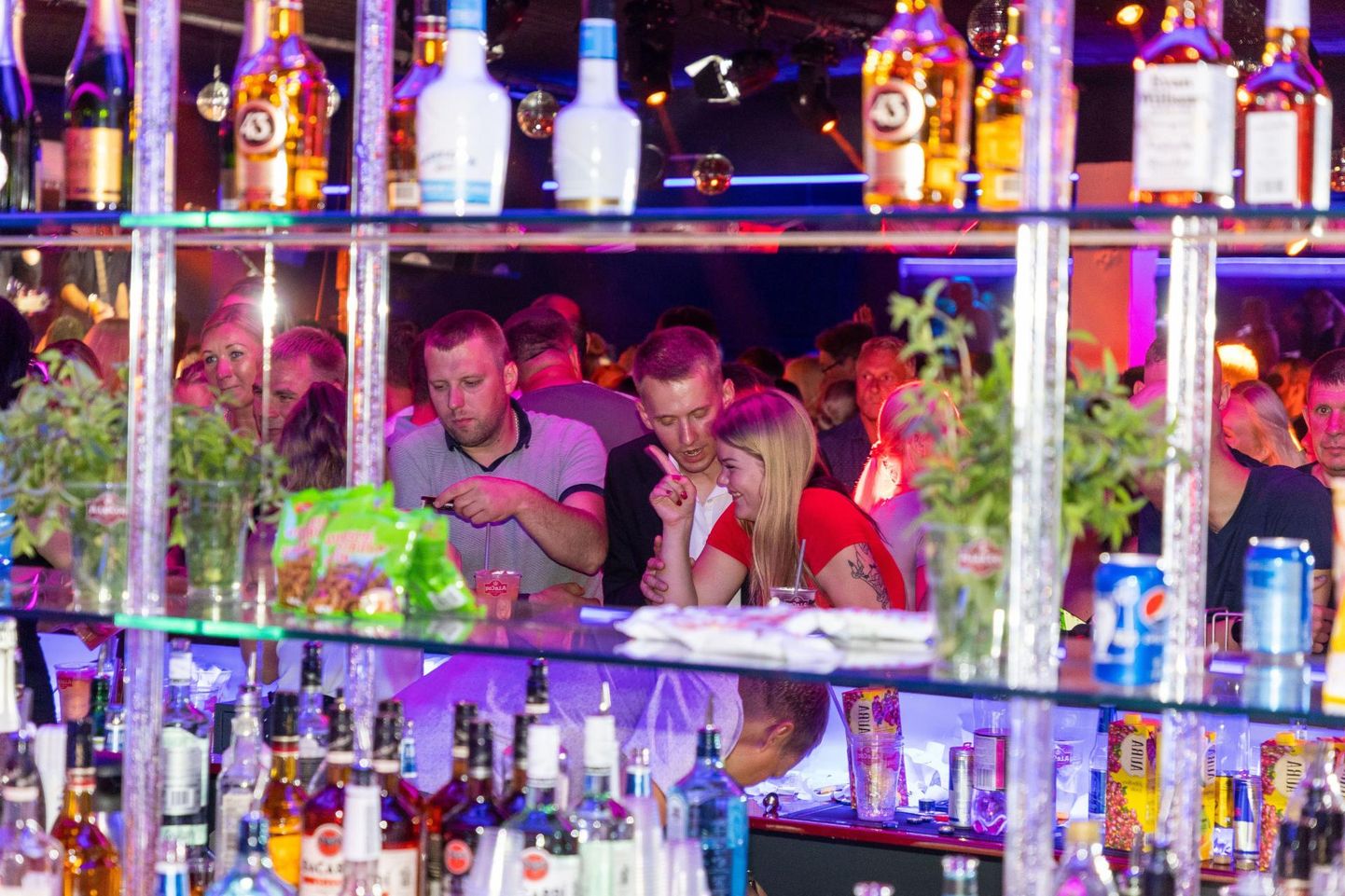 Pärnu linnavalitsus plaanib piirata alkoholi kättesaadavust öötundidel.
