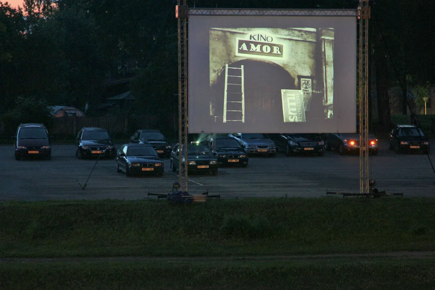 Kinoelamuse välitingimustes võis saada ka mullu suvel Valgas, kui näidati autokino.
