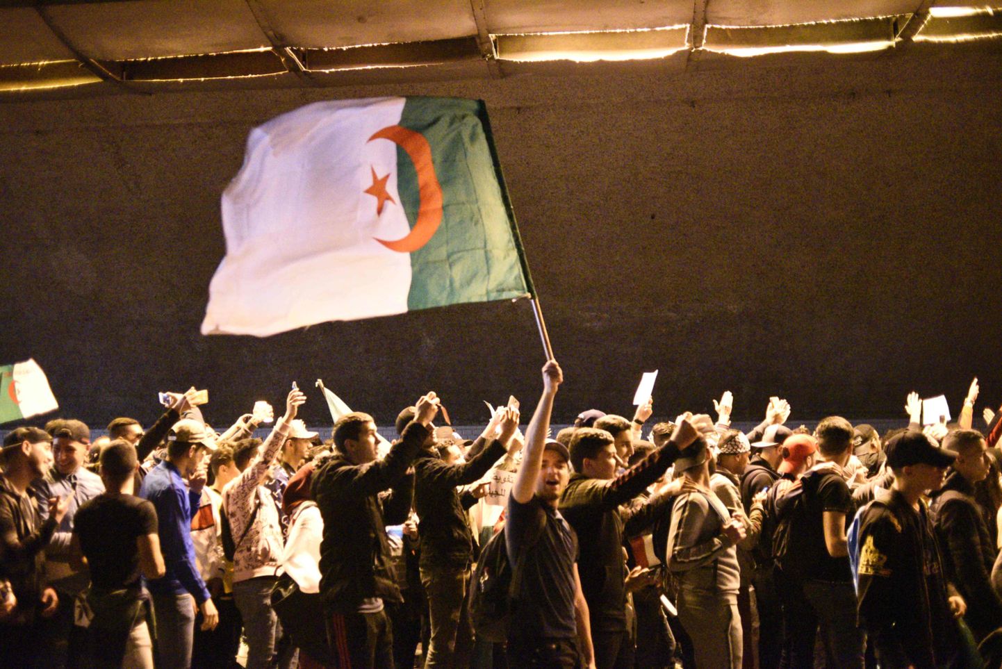 Sajad tudengid kogunesid teisipäeval Alžeeria pealinna tänavatele, nimetades põdura presidendi Bouteflika tagasiastumislubadust diversiooniks ja nõudes poliitilise süsteemi radikaalset muutmist.
