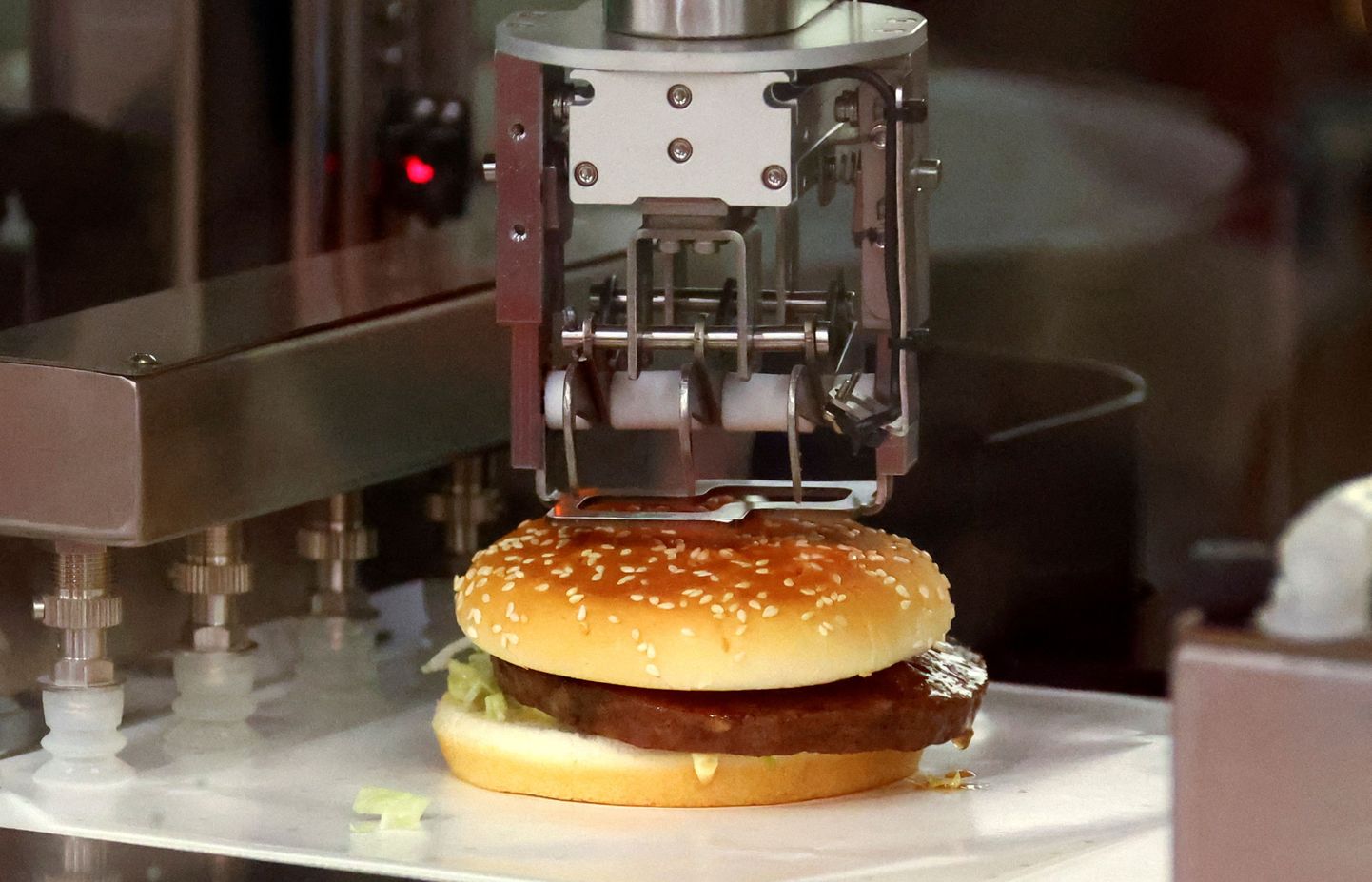 Pekingi 2022. aasta olümpiamängudel hakkavad burgereid kokku panema robotid. Fotol pressikeskuse burgerirobot.