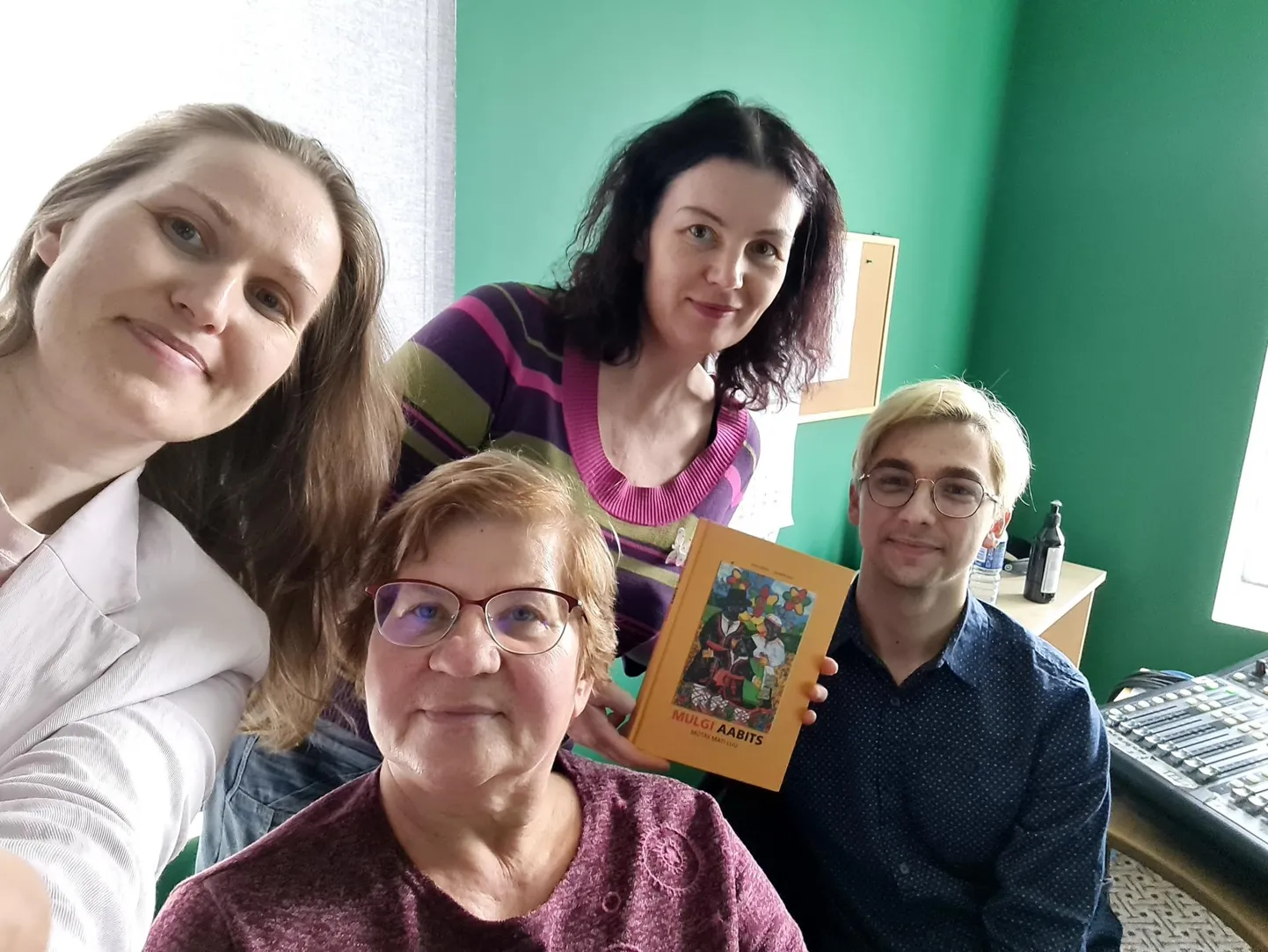 Mulgikiilse digiaabitse tegije Tauli Liisa, Laande Alli, Trei Renee ja Ilvese Kristi (taga) Tõrva Raadju stuudiun.