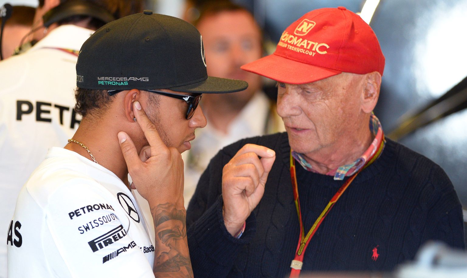 Lewis Hamilton (vasakul) ja Niki Lauda.