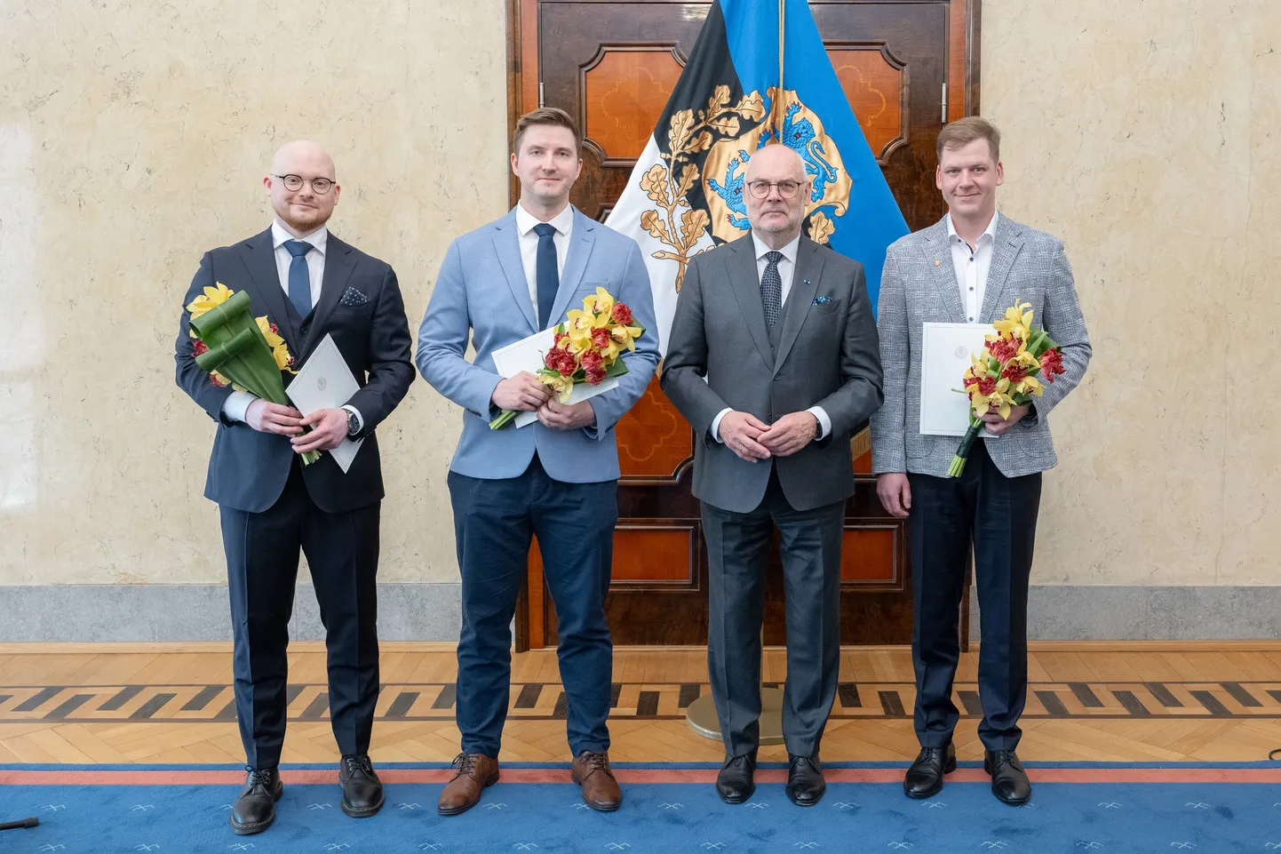 President Alar Karis tunnustas 7000 eurot väärt preemiaga (paremalt vasakule) Silver Heinsari, Janno Siimu ja Tanel Vahterit.