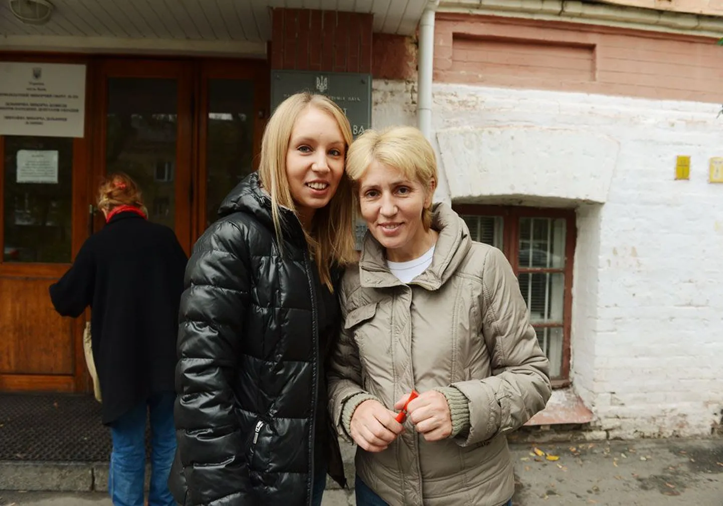 Катя и Тамара сказали, что поддержат Кличко, потому что он — сильный кандидат.