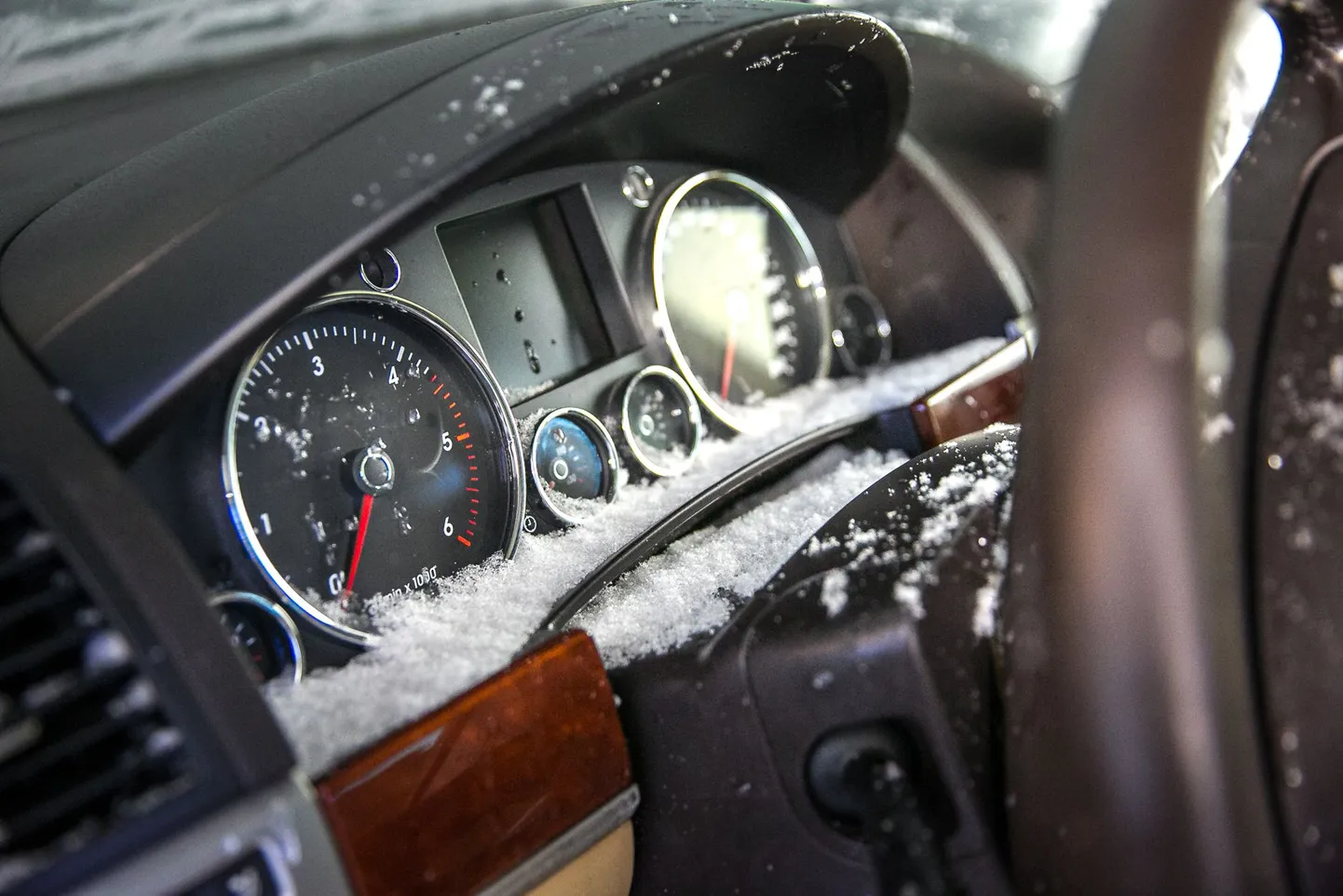 Läbi jää vajunud auto