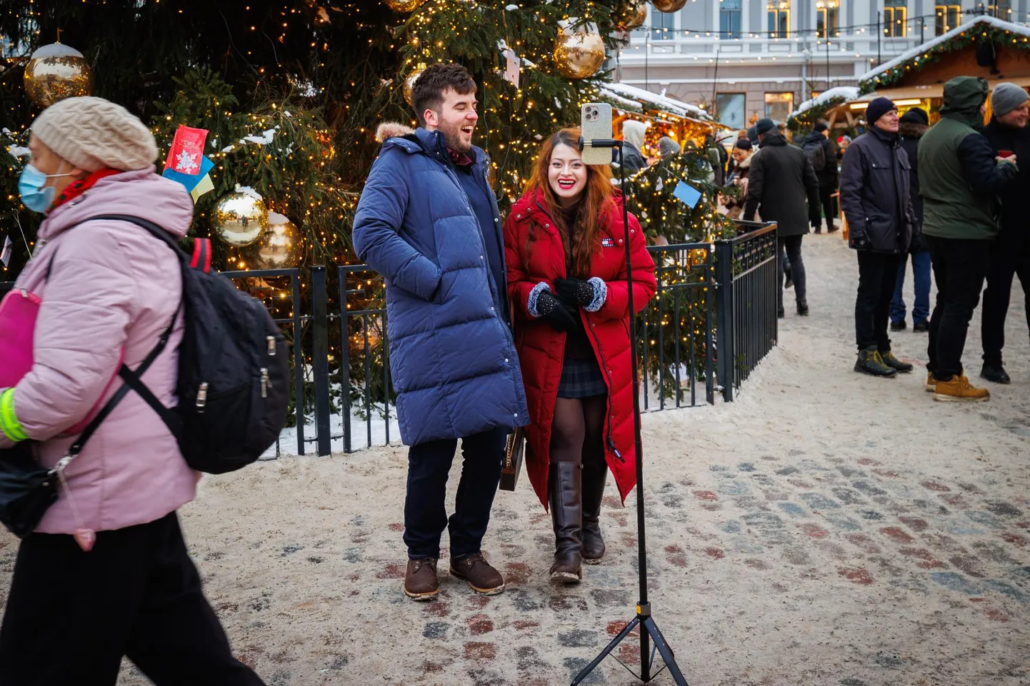 Turistid Tallinnas Raekoja platsil