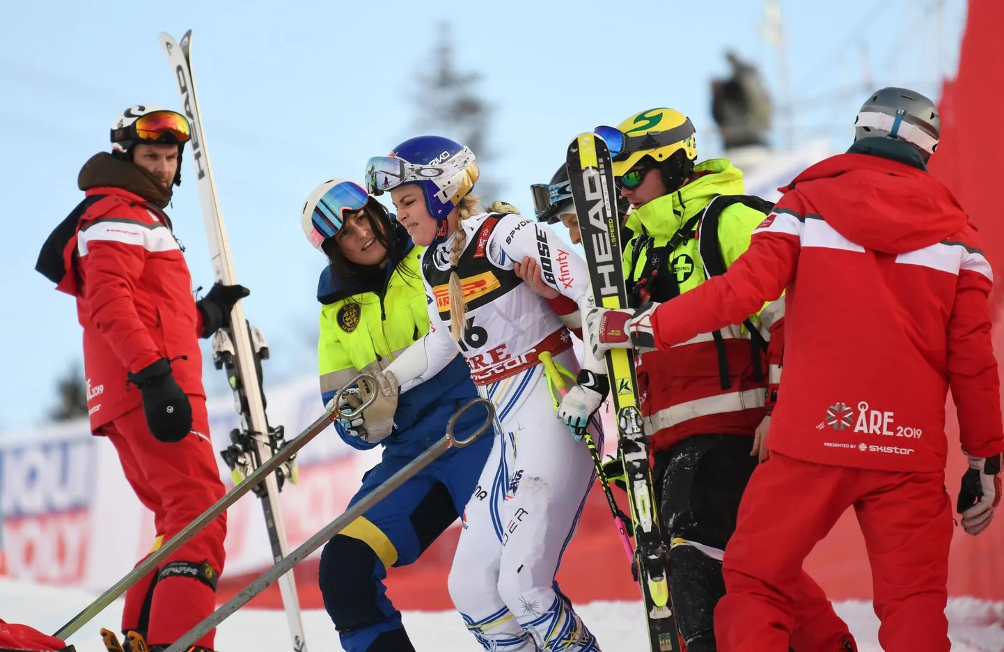 Lindsey Vonn ajab viimaks end jalule. Suurem hirm on möödas.
