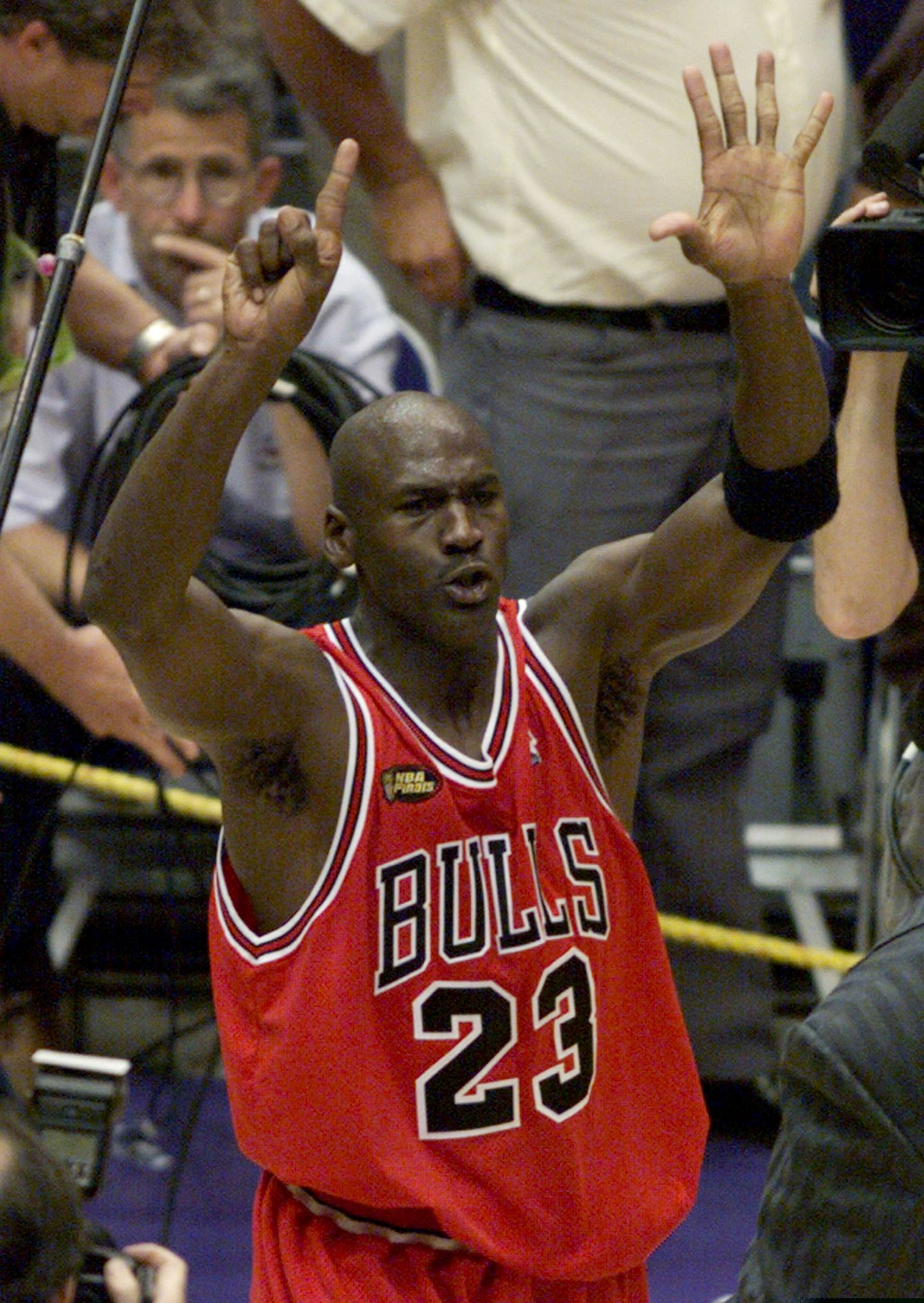 Chicago Bullsi särgis tuli Michael Jordan kuuekordseks NBA tšempioniks. Fotomeenutus aastast 1998.