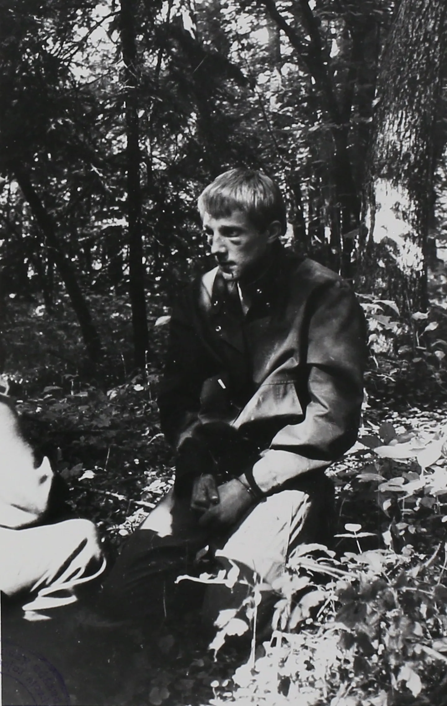 Vassili Otškalenko 1992. aastal pärast kinnipidamist koos politseinikega metsas, valmistumas näitama kohta, kuhu mattis tapetud tüdruku Sveta.