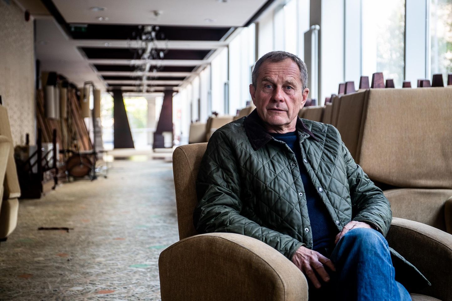Nordic Hotel Forumi tegevjuht Felix Mägus oma valduste fuajees, kus hunnikutes vana mööbel ja muu sisustus ootab minema vedamist.