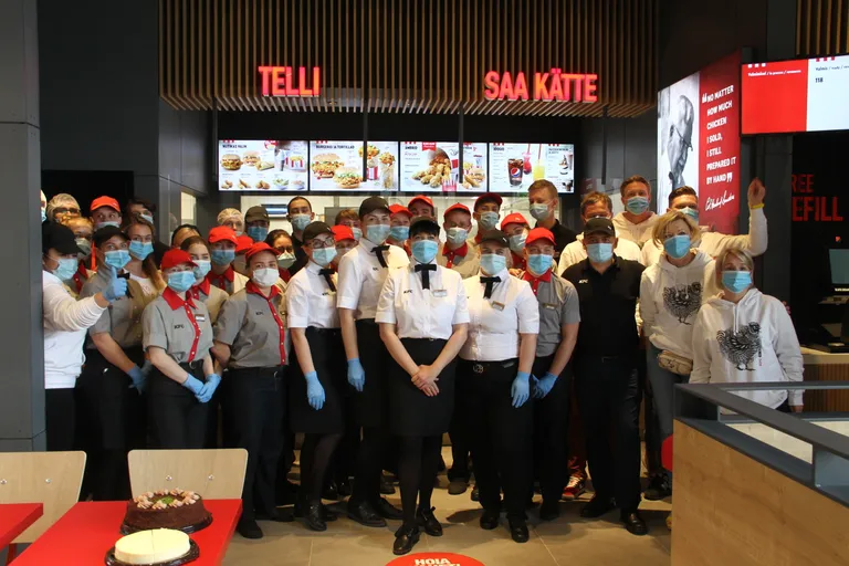 В Нарве открылся ресторан KFC. Очередь в него выстроилась еще за полчаса до открытия.