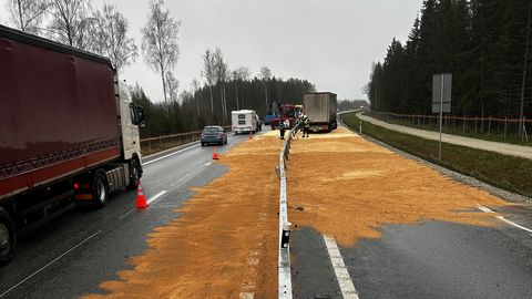 ÜLES ÜTLESID NII REHV, AKU KUI KÜTUSEPAAK ⟩ Rekajuhi suur masin lakkas Tallinna-Tartu maanteel töötamast