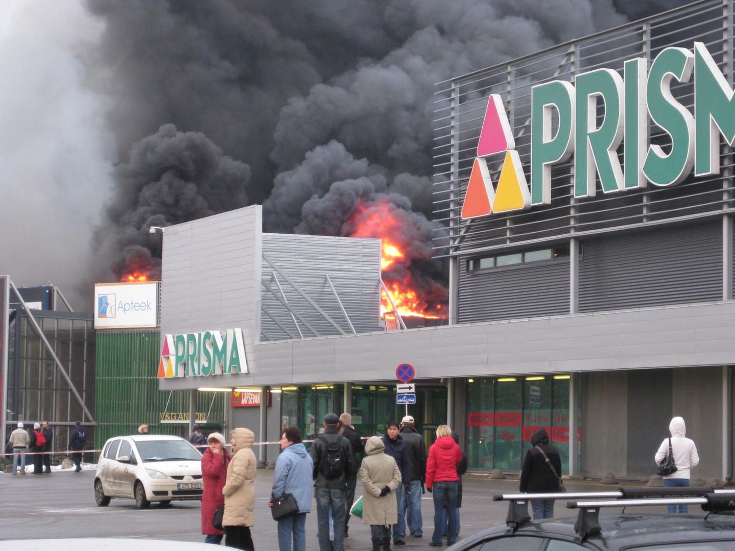 Пожар в торговом центре Mustikas, где расположен гипермаркет Prisma.