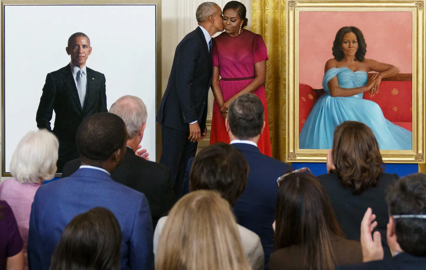 USA ekspresident suudlemas oma naist Michelle Obamat 7. septembril 2022 Valges Majas, kus toimus nende portreede esitlemise tseremoonia