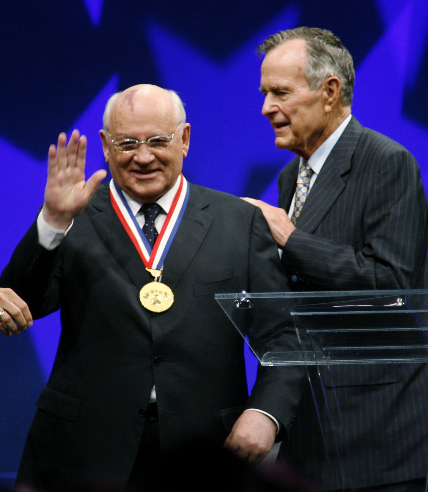 NSV Liidu viimane riigipea Mihhail Gorbatšov sai endiselt USA presidendilt George H.W. Bushilt oma panuse eest Külma sõja lõpetamisel Vabaduse Medali.