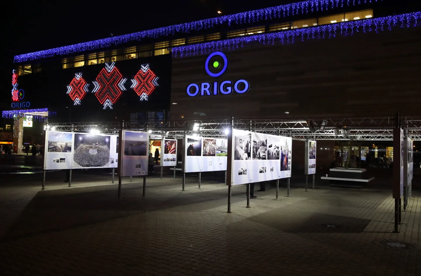 Lielformāta brīvdabas foto izstāde "Rīga 100 gados" laukumā pie tirdzniecības centra "Origo".