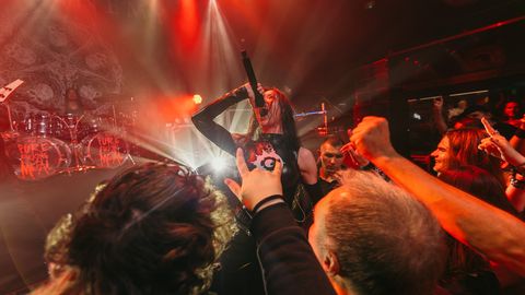 GALERII ⟩ Arch Enemy pöördus eksklusiivse kontserdiga kõige kurja juure juurde