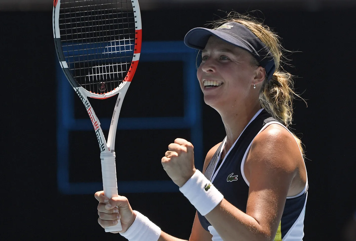 Anett Kontaveit rõõmustamas võidu üle.