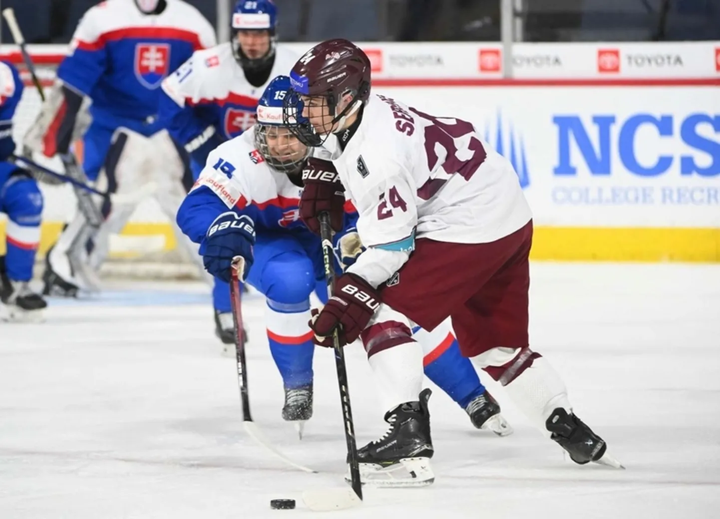 Latvijas un Slovākijas U-18 hokeja izlases.