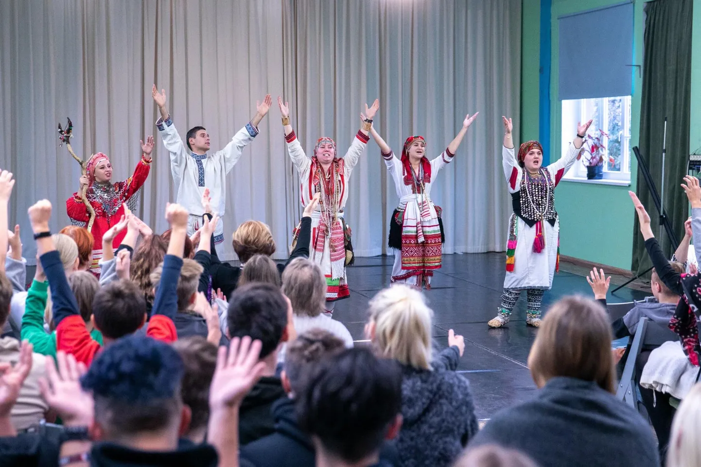 Ersa folklooriansambel Merema andis Rakvere eragümnaasiumis haarava hõimukontserdi.