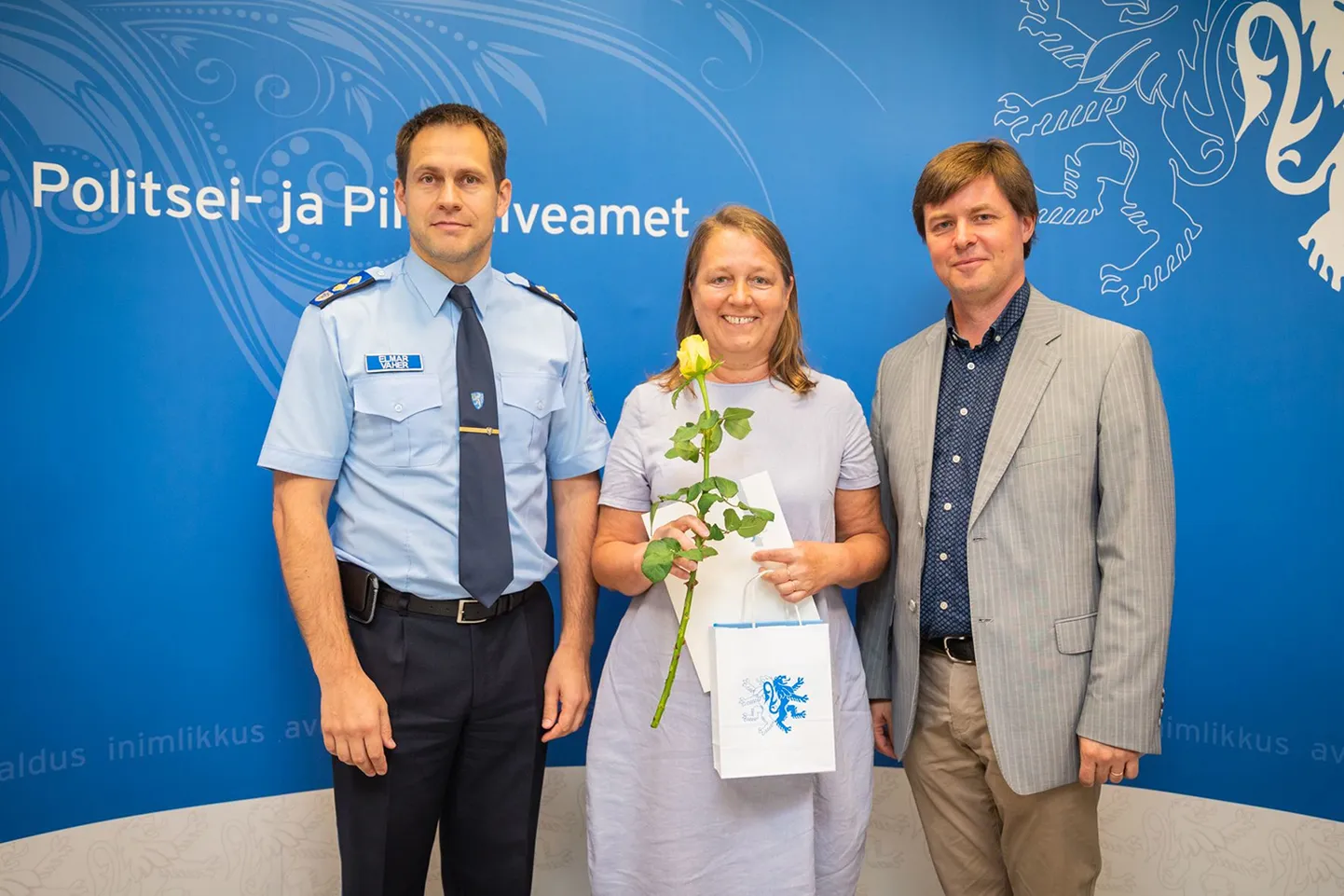 PPA peadirektor Elmar Vaher (vasakul), laulukonkursi võitja Tiina Kivimäe ja PPA orkestri dirigent ning konkursi žürii liige Hando Põldmäe.