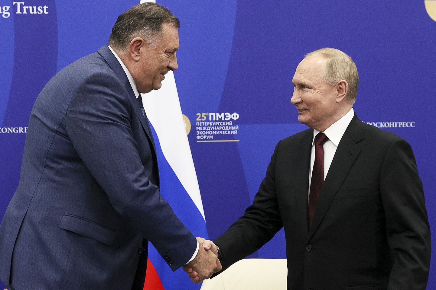 Vene president Vladimir Putin ja Bosnia serblaste poliitiline liider Milorad Dodik selle aasta juunis Peterburi majandusfoorumil.