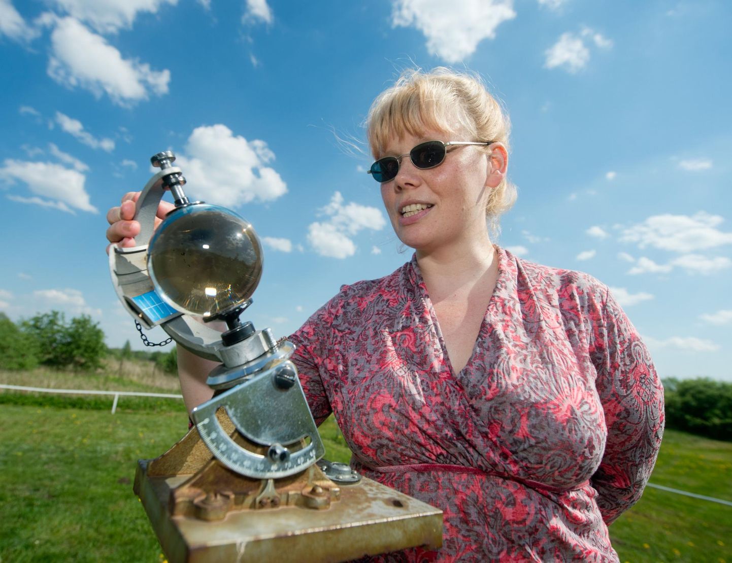 18. august on Eesti looduse päev. Pildil ilmateenistuse ilmaprognooside osakonna asejuhataja Külli Loodla kuuliga, millega mõõdetakse päikesepaiste kestust.