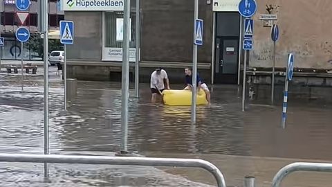 KLIPP ⟩ Veneetsia Narvas: üleujutatud tänaval täispuhutud ujumismadratsiga hullavad narvakad löövad ühismeedias laineid