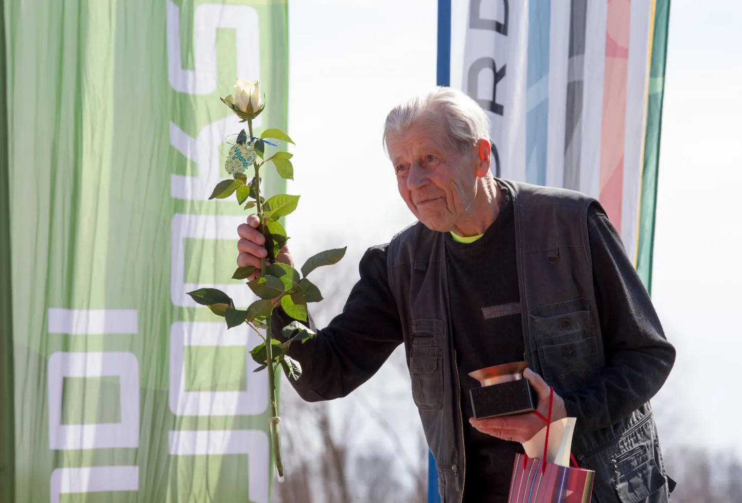 Benno Viirandi ümber Viljandi järve jooksu järel pjedestaalil.