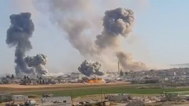 Suitsusambad õhurünnakutest laastatud Khan al Subuli linnas, Idlibi provintsis.