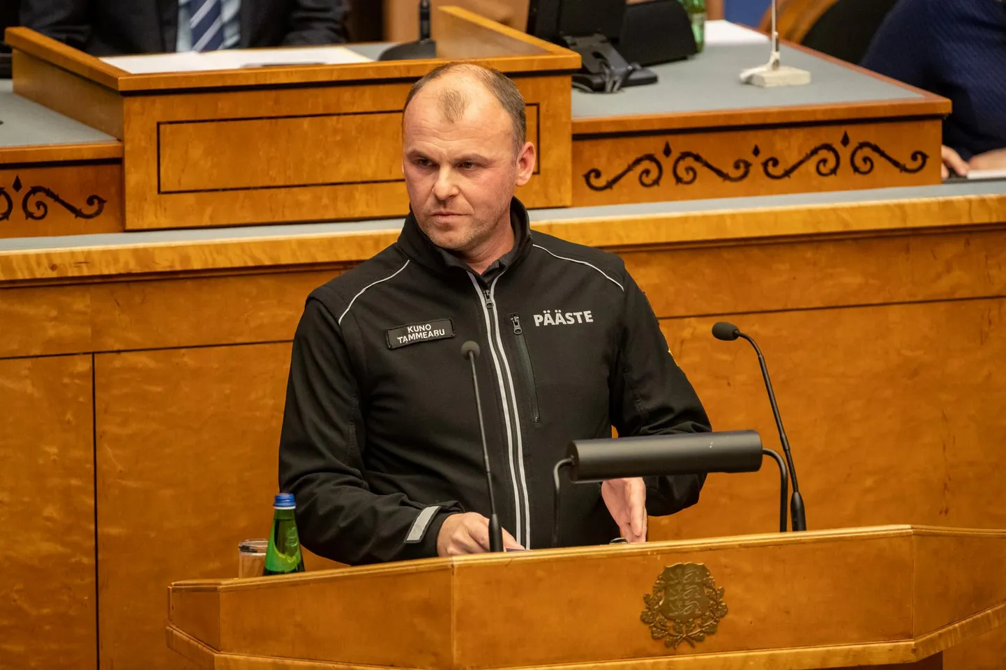 Päästeameti peadirektor Kuno Tammearu riigikogus elanikkonna kaitse plaani üle arutamas.