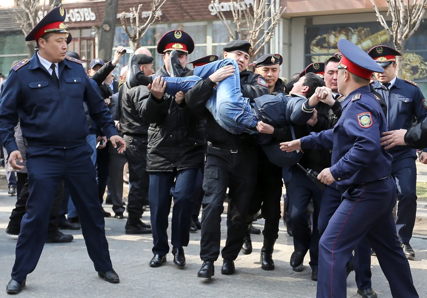 Kazahstānā policija aiztur vairākus desmitus protestētāju