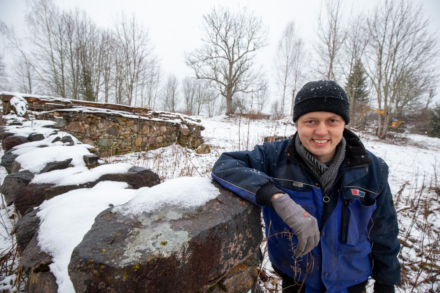 Vaimulik Kristjan Luhamets selle nädala kolmapäeval Eesti-Läti piiri lähedal esivanemate talukohas, mille küünist ja laudast on alles ainult katkised kiviseinad. 